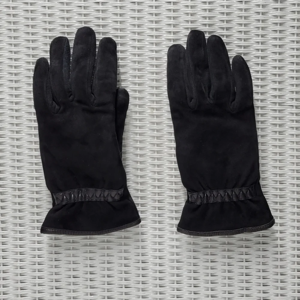 Isotoner Black Insulated Gloves with Textured Wristband